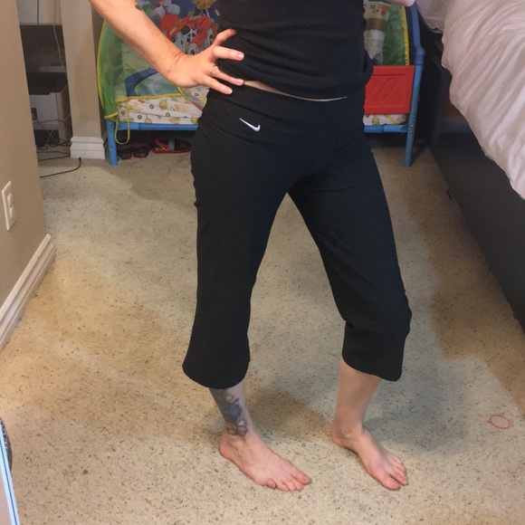 Nike Pants - 💙NWOT Nike Dri-Fit workout capris💙